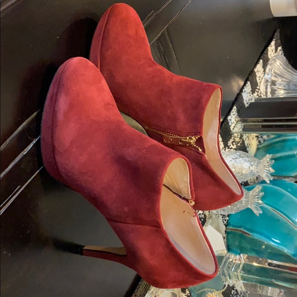 Gorgeous pair of wine color suede Vince Camuto